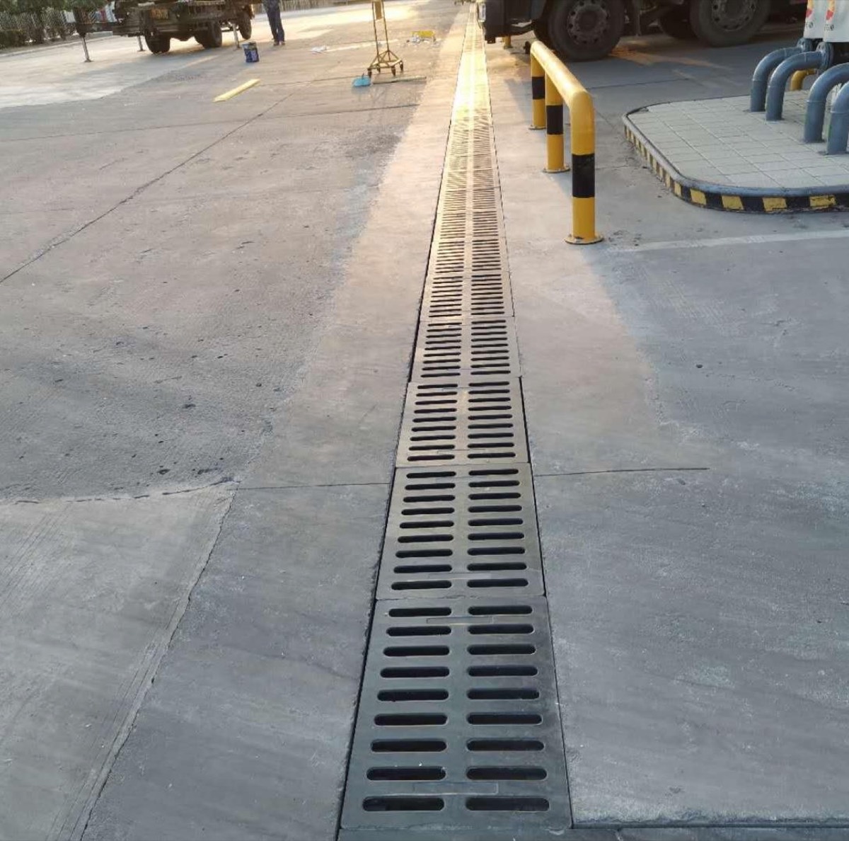 Frameless composite gully grating photo